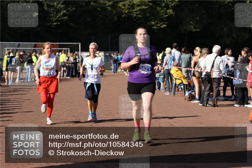 27.09.2026 - 35. Volkslauf durch das schöne Alstertal Strokosch-Dieckow http://msf.ph/oto/10584345 27.09.2026 11:36:36 Ziel 3015, 3016, 3421 meine-sportfotos.de