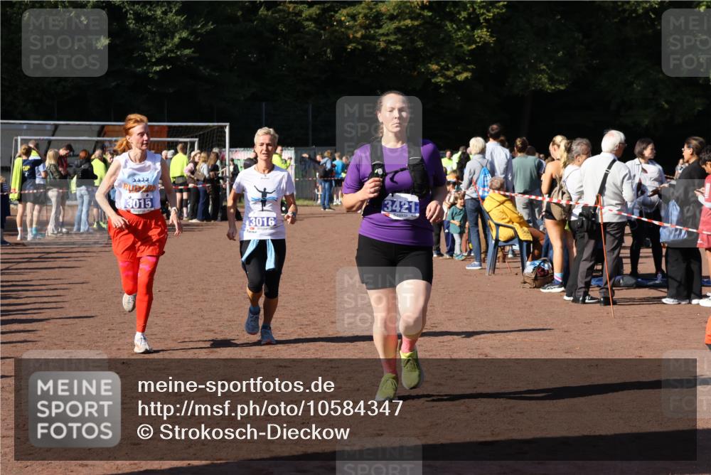 27.09.2026 - 35. Volkslauf durch das schöne Alstertal Strokosch-Dieckow http://msf.ph/oto/10584347 27.09.2026 11:36:36 Ziel 3015, 3016, 3421 meine-sportfotos.de