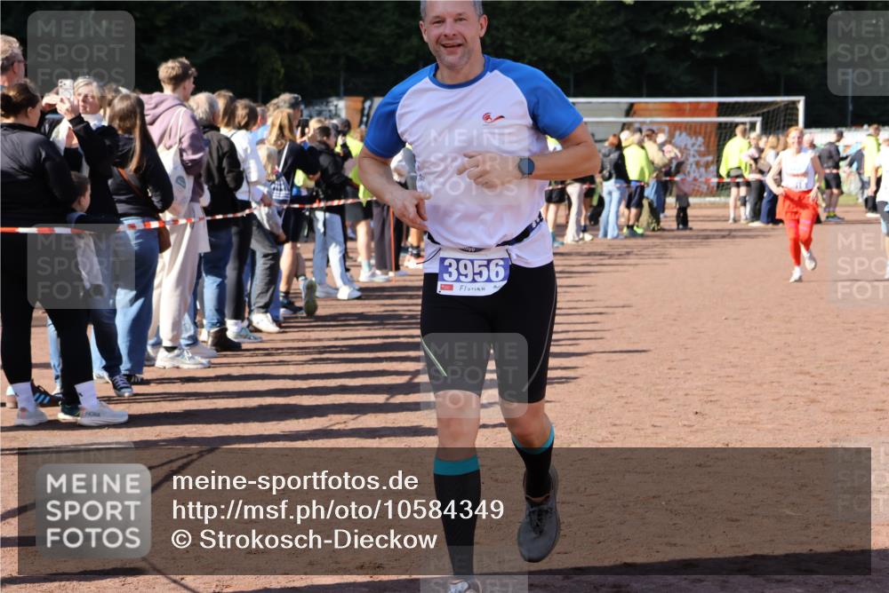 27.09.2026 - 35. Volkslauf durch das schöne Alstertal Strokosch-Dieckow http://msf.ph/oto/10584349 27.09.2026 11:36:31 Ziel 3015, 3016, 3310, 3421, 3956 meine-sportfotos.de