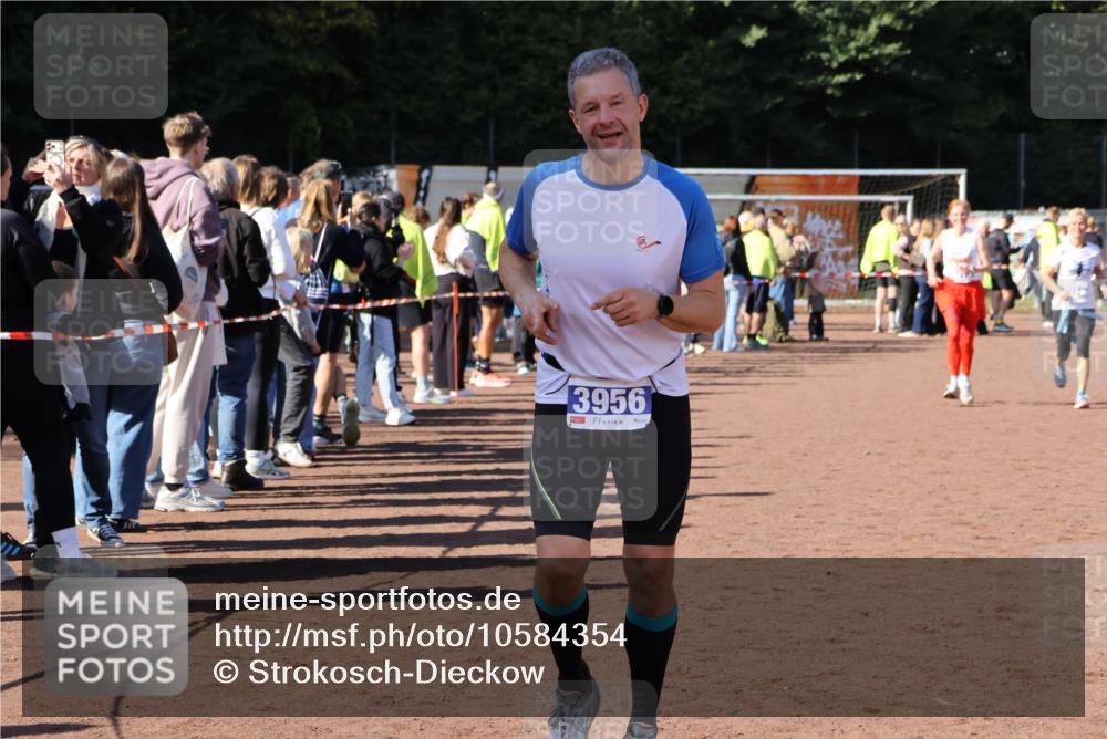 27.09.2026 - 35. Volkslauf durch das schöne Alstertal Strokosch-Dieckow http://msf.ph/oto/10584354 27.09.2026 11:36:31 Ziel 3015, 3016, 3310, 3421, 3956 meine-sportfotos.de