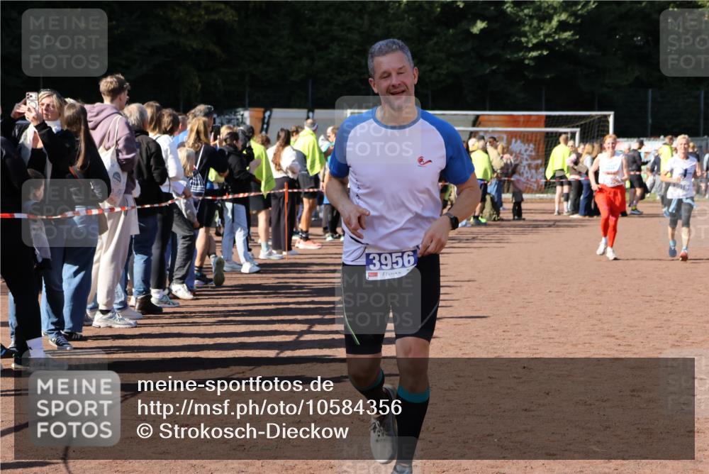 27.09.2026 - 35. Volkslauf durch das schöne Alstertal Strokosch-Dieckow http://msf.ph/oto/10584356 27.09.2026 11:36:31 Ziel 3015, 3016, 3310, 3421, 3956 meine-sportfotos.de