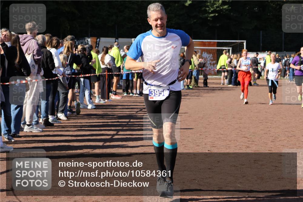 27.09.2026 - 35. Volkslauf durch das schöne Alstertal Strokosch-Dieckow http://msf.ph/oto/10584361 27.09.2026 11:36:31 Ziel 3015, 3016, 3310, 3421, 3956 meine-sportfotos.de