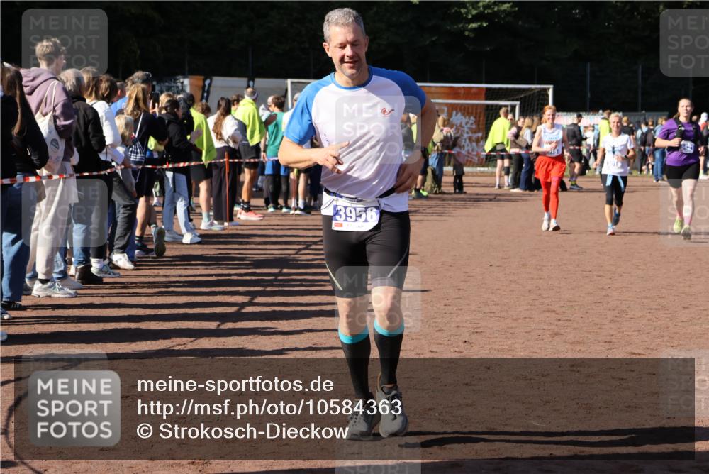 27.09.2026 - 35. Volkslauf durch das schöne Alstertal Strokosch-Dieckow http://msf.ph/oto/10584363 27.09.2026 11:36:30 Ziel 3015, 3016, 3310, 3421, 3956 meine-sportfotos.de