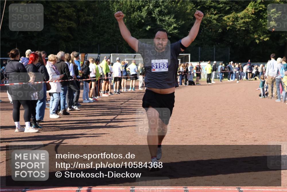 27.09.2026 - 35. Volkslauf durch das schöne Alstertal Strokosch-Dieckow http://msf.ph/oto/10584368 27.09.2026 11:38:24 Ziel 3153 meine-sportfotos.de