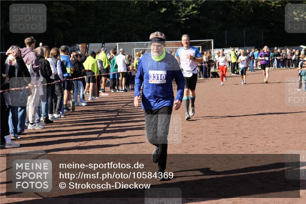 27.09.2026 - 35. Volkslauf durch das schöne Alstertal Strokosch-Dieckow http://msf.ph/oto/10584369 27.09.2026 11:36:27 Ziel 1432, 3310, 3956, 3957 meine-sportfotos.de