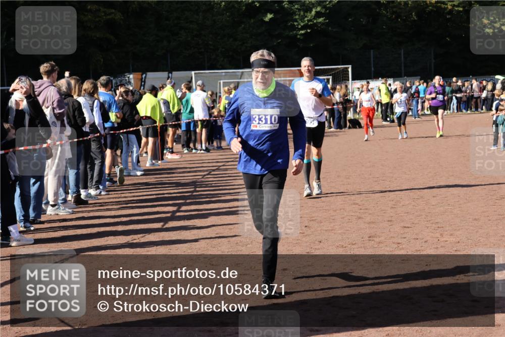 27.09.2026 - 35. Volkslauf durch das schöne Alstertal Strokosch-Dieckow http://msf.ph/oto/10584371 27.09.2026 11:36:27 Ziel 1432, 3310, 3956, 3957 meine-sportfotos.de