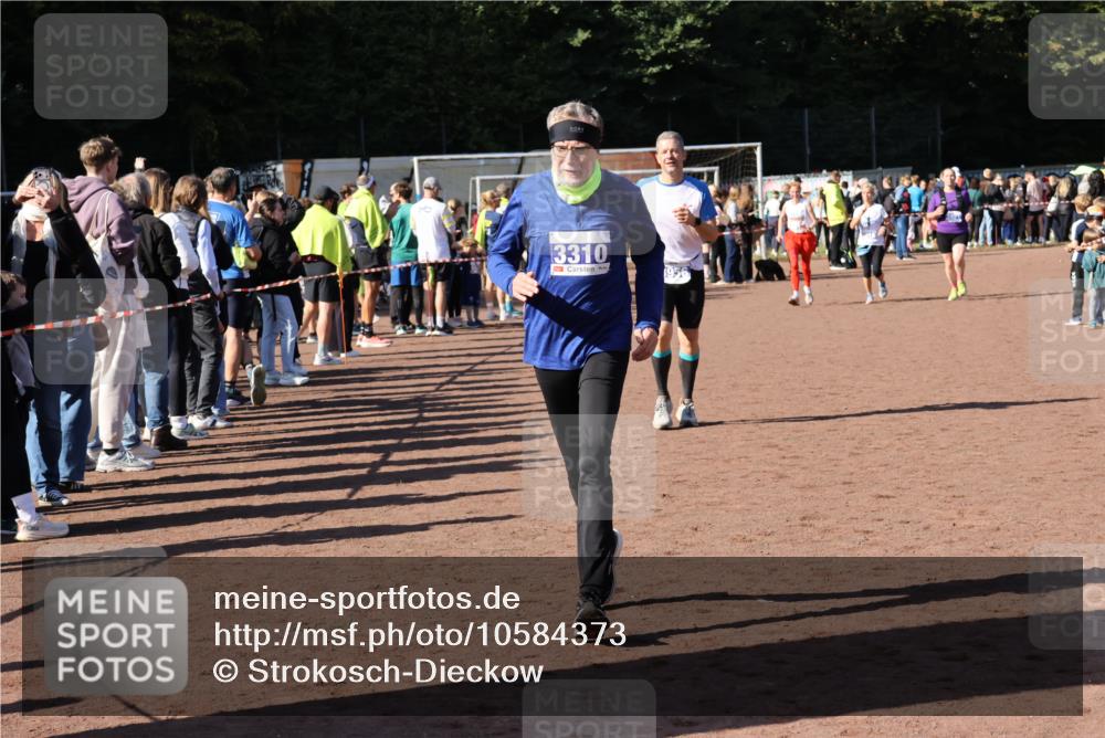 27.09.2026 - 35. Volkslauf durch das schöne Alstertal Strokosch-Dieckow http://msf.ph/oto/10584373 27.09.2026 11:36:27 Ziel 1432, 3310, 3956, 3957 meine-sportfotos.de