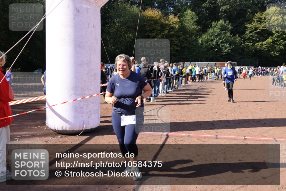 27.09.2026 - 35. Volkslauf durch das schöne Alstertal Strokosch-Dieckow http://msf.ph/oto/10584375 27.09.2026 11:36:26 Ziel 1432, 3310, 3956, 3957 meine-sportfotos.de