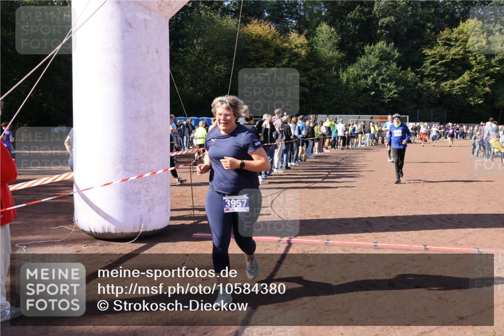 27.09.2026 - 35. Volkslauf durch das schöne Alstertal Strokosch-Dieckow http://msf.ph/oto/10584380 27.09.2026 11:36:26 Ziel 1432, 3310, 3956, 3957 meine-sportfotos.de