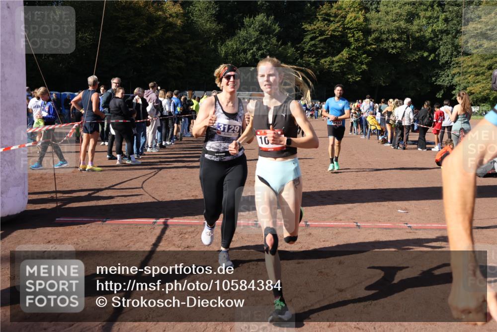 27.09.2026 - 35. Volkslauf durch das schöne Alstertal Strokosch-Dieckow http://msf.ph/oto/10584384 27.09.2026 11:36:22 Ziel 1003, 1432, 3129, 3182, 3183, 3310, 3957 meine-sportfotos.de