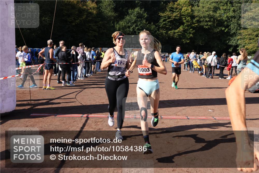 27.09.2026 - 35. Volkslauf durch das schöne Alstertal Strokosch-Dieckow http://msf.ph/oto/10584386 27.09.2026 11:36:22 Ziel 1003, 1432, 3129, 3182, 3183, 3310, 3957 meine-sportfotos.de