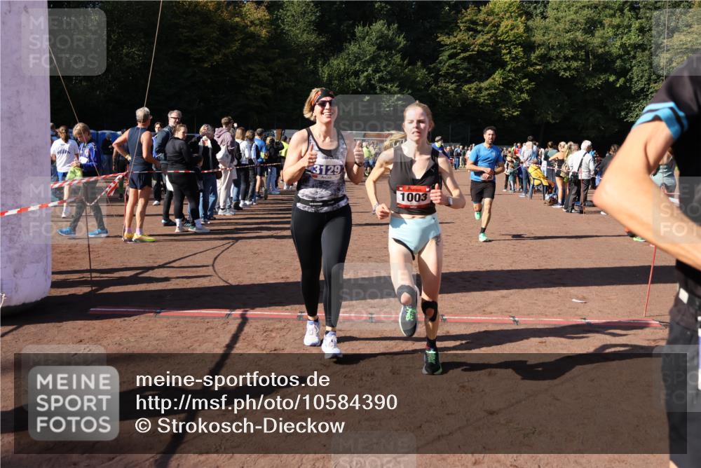 27.09.2026 - 35. Volkslauf durch das schöne Alstertal Strokosch-Dieckow http://msf.ph/oto/10584390 27.09.2026 11:36:21 Ziel 1003, 1432, 3129, 3182, 3183, 3310, 3957 meine-sportfotos.de