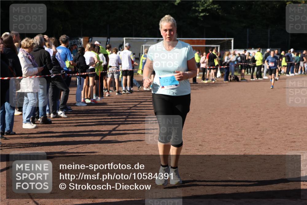 27.09.2026 - 35. Volkslauf durch das schöne Alstertal Strokosch-Dieckow http://msf.ph/oto/10584391 27.09.2026 11:38:11 Ziel 1434, 2242 meine-sportfotos.de