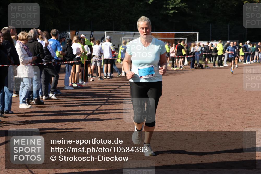 27.09.2026 - 35. Volkslauf durch das schöne Alstertal Strokosch-Dieckow http://msf.ph/oto/10584393 27.09.2026 11:38:11 Ziel 1434, 2242 meine-sportfotos.de