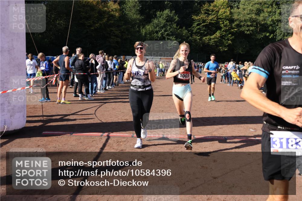 27.09.2026 - 35. Volkslauf durch das schöne Alstertal Strokosch-Dieckow http://msf.ph/oto/10584396 27.09.2026 11:36:21 Ziel 1003, 1432, 3129, 3182, 3183, 3310, 3957 meine-sportfotos.de