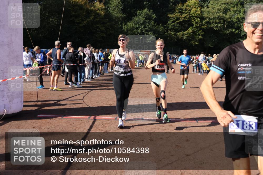 27.09.2026 - 35. Volkslauf durch das schöne Alstertal Strokosch-Dieckow http://msf.ph/oto/10584398 27.09.2026 11:36:21 Ziel 1003, 1432, 3129, 3182, 3183, 3310, 3957 meine-sportfotos.de