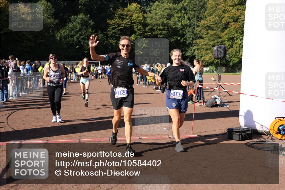 27.09.2026 - 35. Volkslauf durch das schöne Alstertal Strokosch-Dieckow http://msf.ph/oto/10584402 27.09.2026 11:36:20 Ziel 1003, 1432, 3129, 3182, 3183, 3310, 3957 meine-sportfotos.de