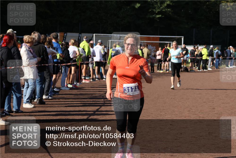 27.09.2026 - 35. Volkslauf durch das schöne Alstertal Strokosch-Dieckow http://msf.ph/oto/10584403 27.09.2026 11:38:05 Ziel 2242, 3104, 3105, 3171 meine-sportfotos.de