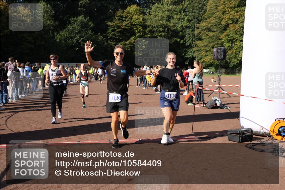 27.09.2026 - 35. Volkslauf durch das schöne Alstertal Strokosch-Dieckow http://msf.ph/oto/10584409 27.09.2026 11:36:20 Ziel 1003, 1432, 3129, 3182, 3183, 3310, 3957 meine-sportfotos.de