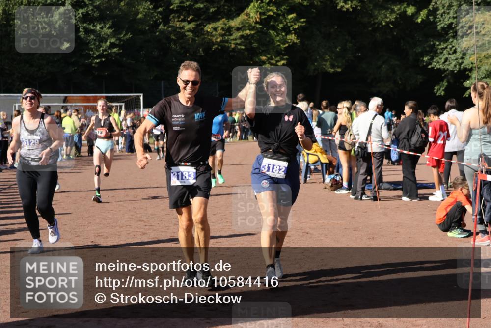 27.09.2026 - 35. Volkslauf durch das schöne Alstertal Strokosch-Dieckow http://msf.ph/oto/10584416 27.09.2026 11:36:18 Ziel 1003, 1432, 3129, 3182, 3183, 3407, 3408, 3957 meine-sportfotos.de