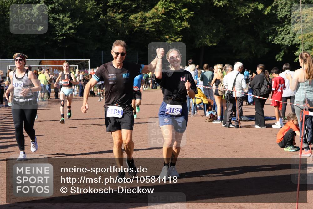 27.09.2026 - 35. Volkslauf durch das schöne Alstertal Strokosch-Dieckow http://msf.ph/oto/10584418 27.09.2026 11:36:18 Ziel 1003, 1432, 3129, 3182, 3183, 3407, 3408, 3957 meine-sportfotos.de