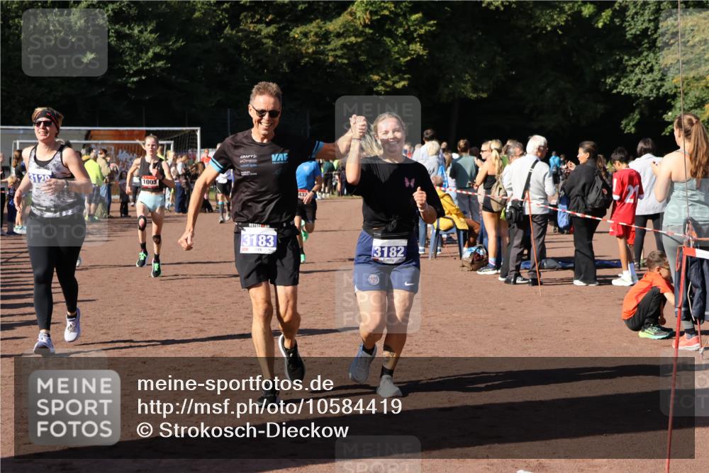 27.09.2026 - 35. Volkslauf durch das schöne Alstertal Strokosch-Dieckow http://msf.ph/oto/10584419 27.09.2026 11:36:18 Ziel 1003, 1432, 3129, 3182, 3183, 3407, 3408, 3957 meine-sportfotos.de