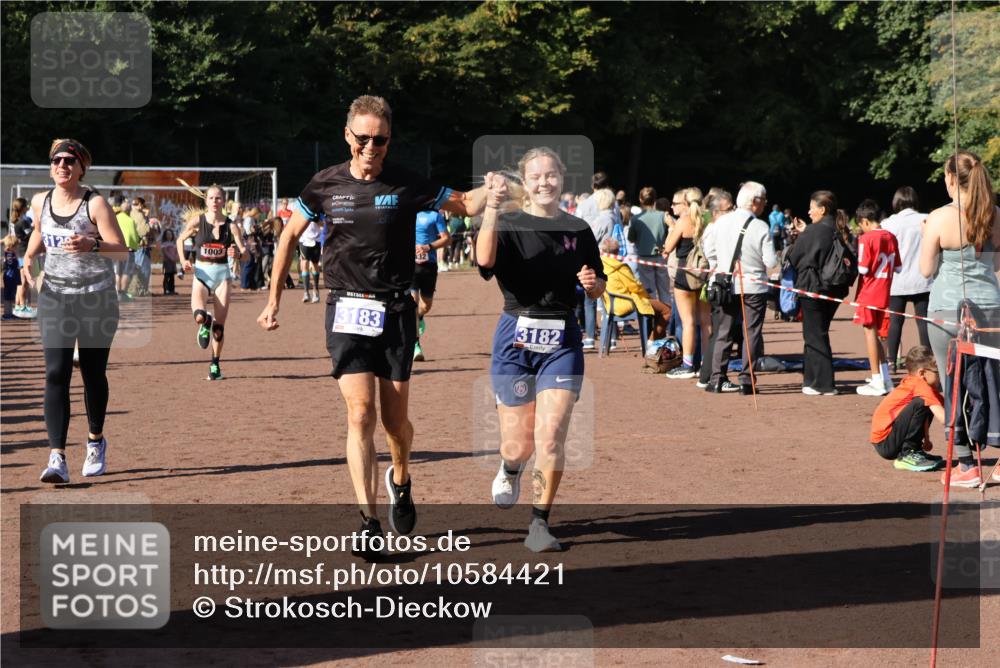 27.09.2026 - 35. Volkslauf durch das schöne Alstertal Strokosch-Dieckow http://msf.ph/oto/10584421 27.09.2026 11:36:18 Ziel 1003, 1432, 3129, 3182, 3183, 3407, 3408, 3957 meine-sportfotos.de