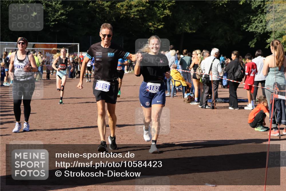 27.09.2026 - 35. Volkslauf durch das schöne Alstertal Strokosch-Dieckow http://msf.ph/oto/10584423 27.09.2026 11:36:18 Ziel 1003, 1432, 3129, 3182, 3183, 3407, 3408, 3957 meine-sportfotos.de