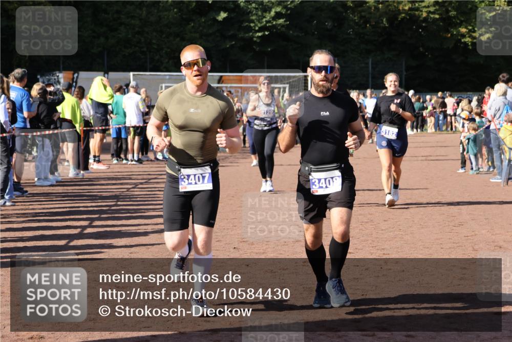 27.09.2026 - 35. Volkslauf durch das schöne Alstertal Strokosch-Dieckow http://msf.ph/oto/10584430 27.09.2026 11:36:15 Ziel 1003, 1432, 3129, 3182, 3183, 3407, 3408 meine-sportfotos.de