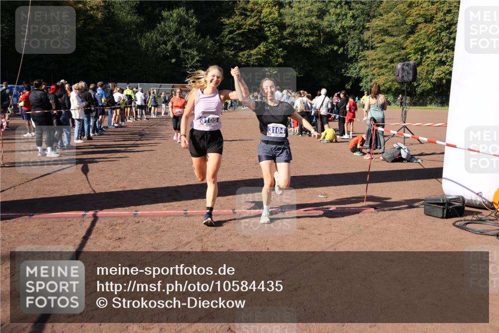 27.09.2026 - 35. Volkslauf durch das schöne Alstertal Strokosch-Dieckow http://msf.ph/oto/10584435 27.09.2026 11:38:02 Ziel 1431, 3104, 3105, 3171, 3240 meine-sportfotos.de