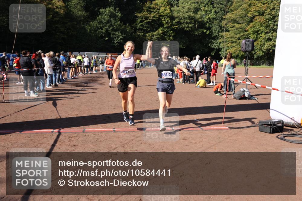 27.09.2026 - 35. Volkslauf durch das schöne Alstertal Strokosch-Dieckow http://msf.ph/oto/10584441 27.09.2026 11:38:02 Ziel 1431, 3104, 3105, 3171, 3240 meine-sportfotos.de