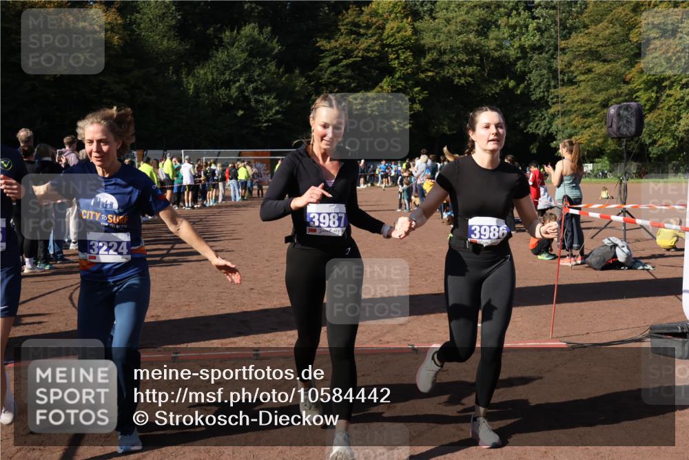 27.09.2026 - 35. Volkslauf durch das schöne Alstertal Strokosch-Dieckow http://msf.ph/oto/10584442 27.09.2026 11:36:09 Ziel 3224, 3225, 3407, 3408, 3986, 3987 meine-sportfotos.de