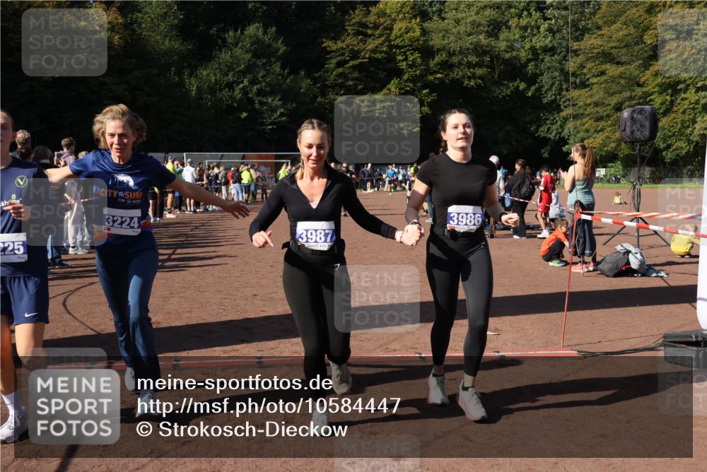 27.09.2026 - 35. Volkslauf durch das schöne Alstertal Strokosch-Dieckow http://msf.ph/oto/10584447 27.09.2026 11:36:09 Ziel 3224, 3225, 3407, 3408, 3986, 3987 meine-sportfotos.de