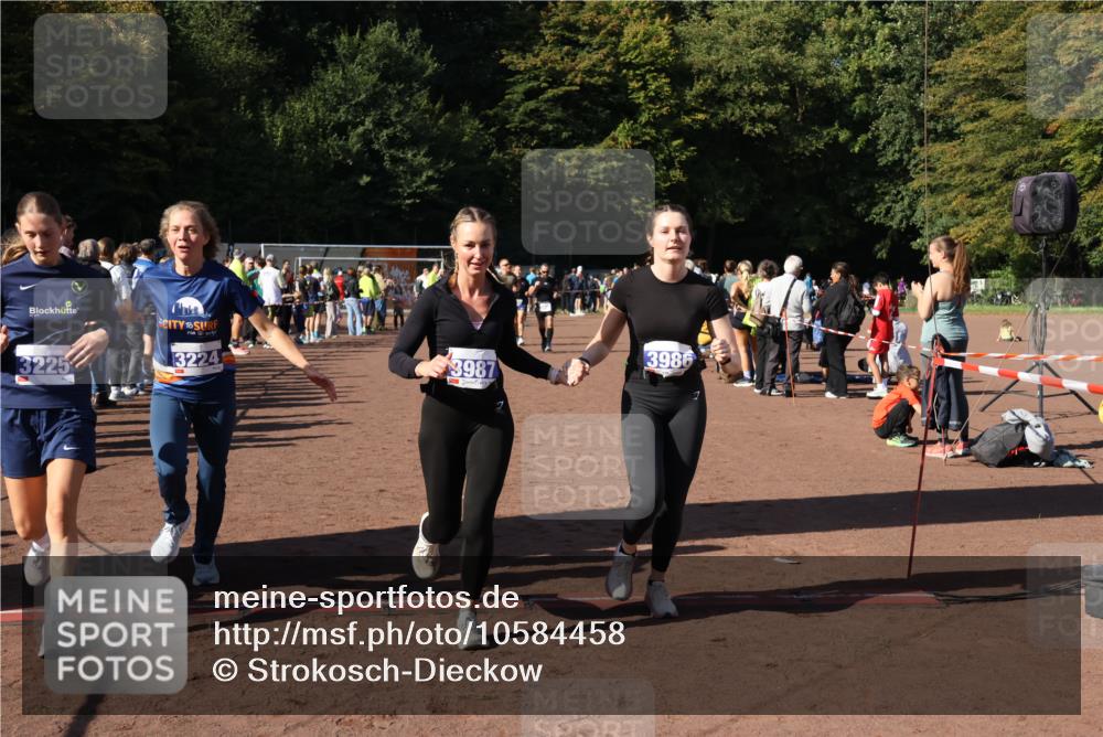 27.09.2026 - 35. Volkslauf durch das schöne Alstertal Strokosch-Dieckow http://msf.ph/oto/10584458 27.09.2026 11:36:08 Ziel 3224, 3225, 3407, 3408, 3986, 3987 meine-sportfotos.de