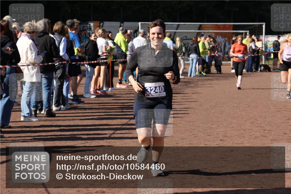 27.09.2026 - 35. Volkslauf durch das schöne Alstertal Strokosch-Dieckow http://msf.ph/oto/10584460 27.09.2026 11:37:57 Ziel 1431, 3104, 3105, 3171, 3240 meine-sportfotos.de