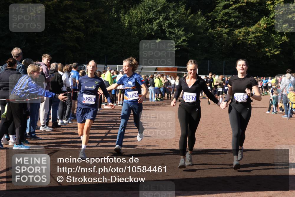 27.09.2026 - 35. Volkslauf durch das schöne Alstertal Strokosch-Dieckow http://msf.ph/oto/10584461 27.09.2026 11:36:07 Ziel 3224, 3225, 3407, 3408, 3986, 3987 meine-sportfotos.de