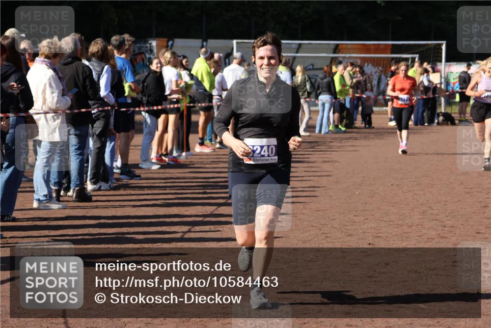 27.09.2026 - 35. Volkslauf durch das schöne Alstertal Strokosch-Dieckow http://msf.ph/oto/10584463 27.09.2026 11:37:57 Ziel 1431, 3104, 3105, 3171, 3240 meine-sportfotos.de