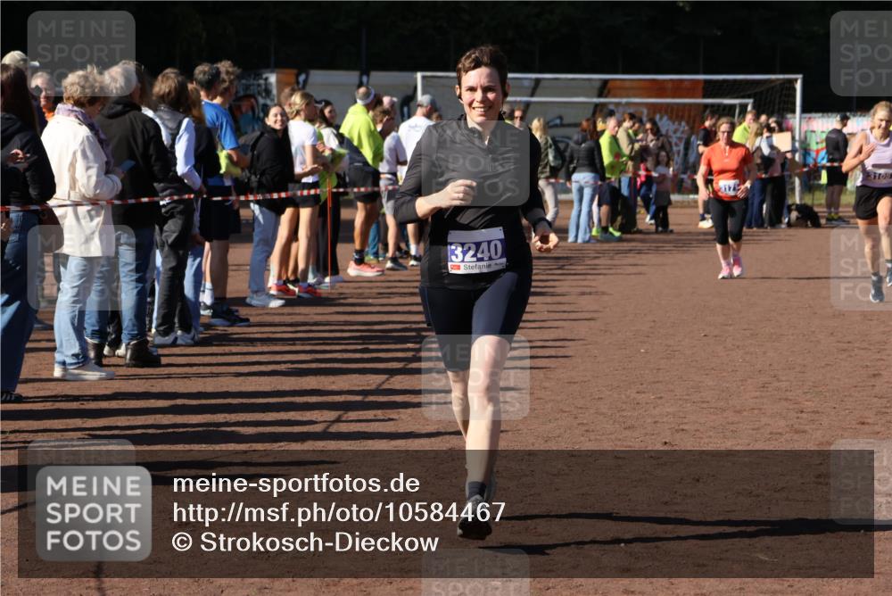 27.09.2026 - 35. Volkslauf durch das schöne Alstertal Strokosch-Dieckow http://msf.ph/oto/10584467 27.09.2026 11:37:57 Ziel 1431, 3104, 3105, 3171, 3240 meine-sportfotos.de
