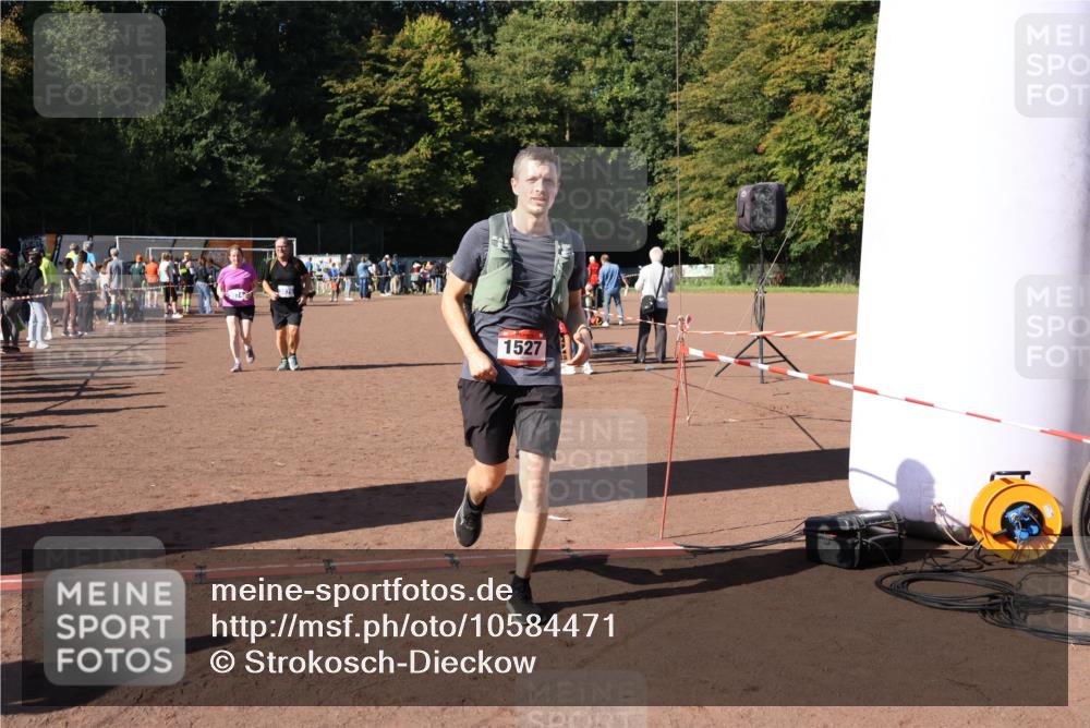27.09.2026 - 35. Volkslauf durch das schöne Alstertal Strokosch-Dieckow http://msf.ph/oto/10584471 27.09.2026 11:51:50 Ziel 1527, 3074, 3075 meine-sportfotos.de