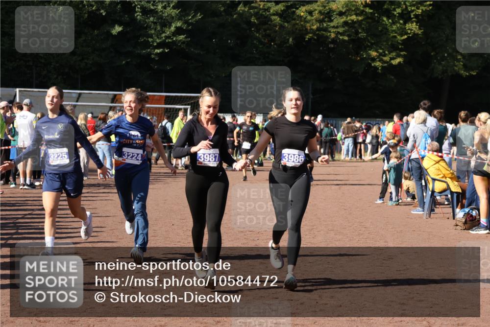 27.09.2026 - 35. Volkslauf durch das schöne Alstertal Strokosch-Dieckow http://msf.ph/oto/10584472 27.09.2026 11:36:06 Ziel 3087, 3224, 3225, 3986, 3987 meine-sportfotos.de