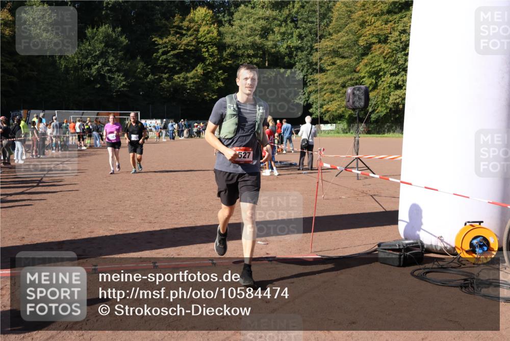27.09.2026 - 35. Volkslauf durch das schöne Alstertal Strokosch-Dieckow http://msf.ph/oto/10584474 27.09.2026 11:51:50 Ziel 1527, 3074, 3075 meine-sportfotos.de