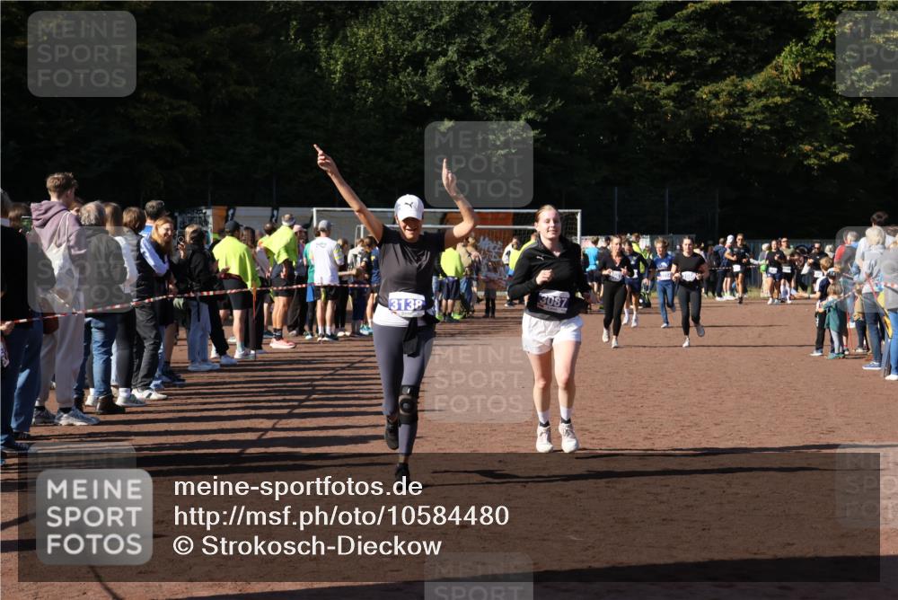 27.09.2026 - 35. Volkslauf durch das schöne Alstertal Strokosch-Dieckow http://msf.ph/oto/10584480 27.09.2026 11:36:00 Ziel 2045, 3087, 3101, 3138, 3224, 3225, 3228, 3986, 3987 meine-sportfotos.de