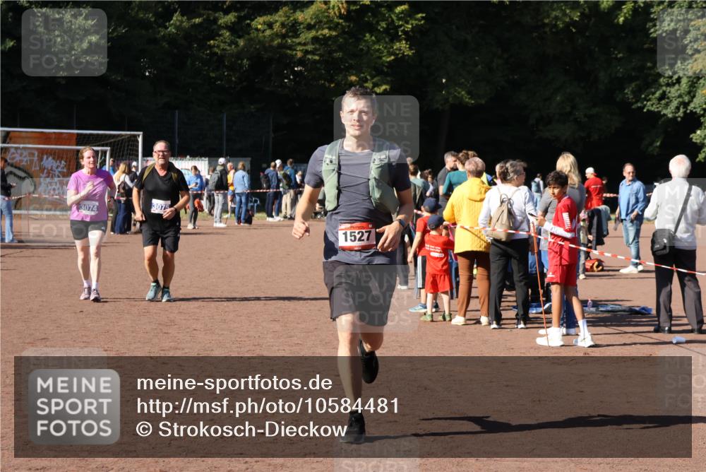 27.09.2026 - 35. Volkslauf durch das schöne Alstertal Strokosch-Dieckow http://msf.ph/oto/10584481 27.09.2026 11:51:48 Ziel 1527, 3074, 3075 meine-sportfotos.de