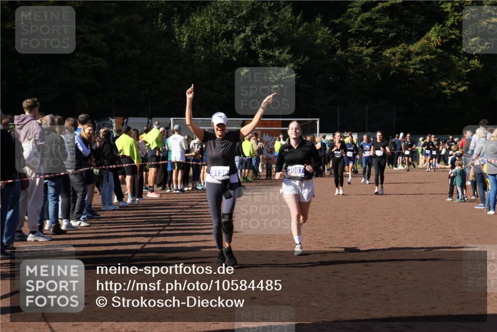 27.09.2026 - 35. Volkslauf durch das schöne Alstertal Strokosch-Dieckow http://msf.ph/oto/10584485 27.09.2026 11:36:00 Ziel 2045, 3087, 3101, 3138, 3224, 3225, 3228, 3986, 3987 meine-sportfotos.de