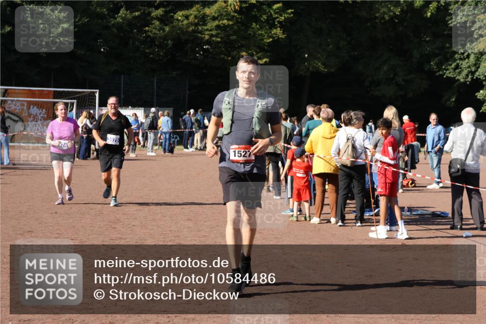 27.09.2026 - 35. Volkslauf durch das schöne Alstertal Strokosch-Dieckow http://msf.ph/oto/10584486 27.09.2026 11:51:48 Ziel 1527, 3074, 3075 meine-sportfotos.de