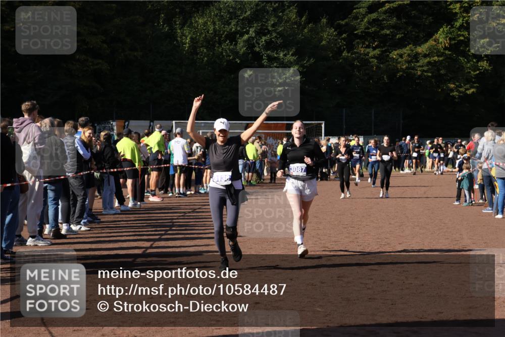 27.09.2026 - 35. Volkslauf durch das schöne Alstertal Strokosch-Dieckow http://msf.ph/oto/10584487 27.09.2026 11:36:00 Ziel 2045, 3087, 3101, 3138, 3224, 3225, 3228, 3986, 3987 meine-sportfotos.de
