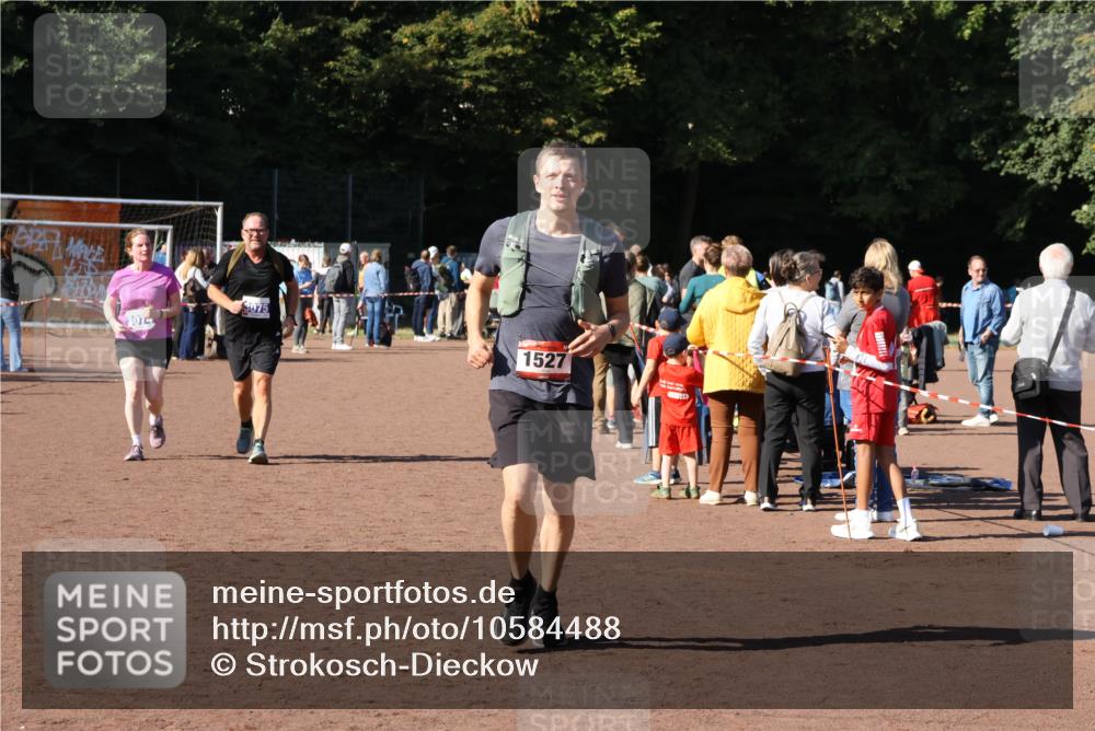27.09.2026 - 35. Volkslauf durch das schöne Alstertal Strokosch-Dieckow http://msf.ph/oto/10584488 27.09.2026 11:51:48 Ziel 1527, 3074, 3075 meine-sportfotos.de