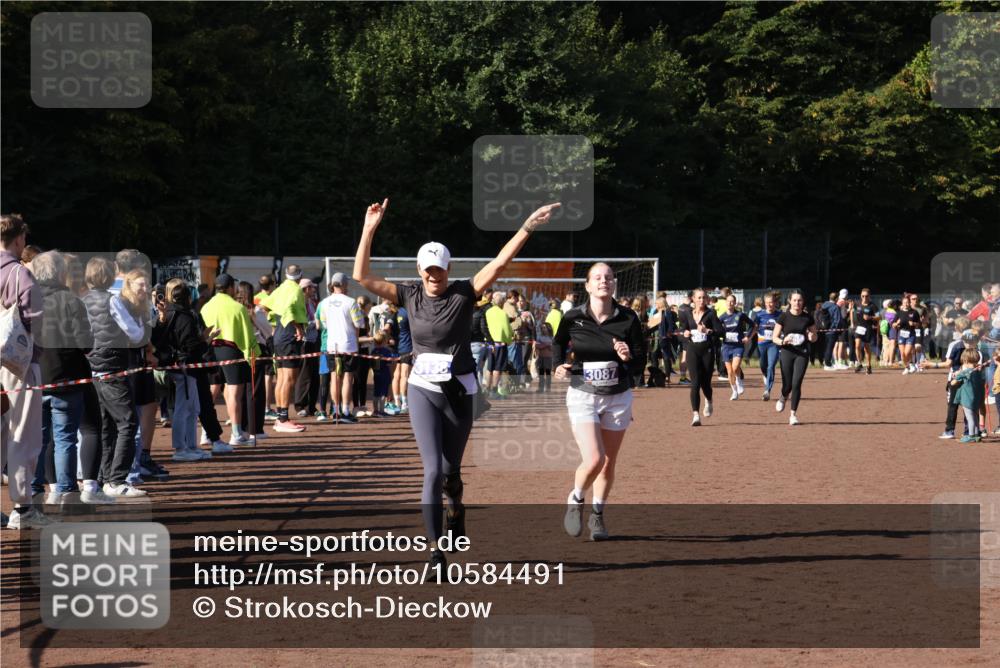 27.09.2026 - 35. Volkslauf durch das schöne Alstertal Strokosch-Dieckow http://msf.ph/oto/10584491 27.09.2026 11:35:59 Ziel 2045, 3087, 3101, 3138, 3228, 3300 meine-sportfotos.de