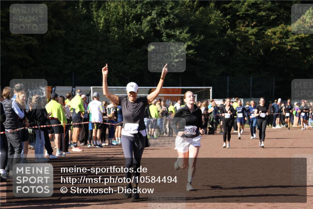 27.09.2026 - 35. Volkslauf durch das schöne Alstertal Strokosch-Dieckow http://msf.ph/oto/10584494 27.09.2026 11:35:59 Ziel 2045, 3087, 3101, 3138, 3228, 3300 meine-sportfotos.de