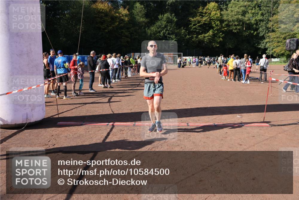 27.09.2026 - 35. Volkslauf durch das schöne Alstertal Strokosch-Dieckow http://msf.ph/oto/10584500 27.09.2026 11:51:37 Ziel 1499, 1500, 1507 meine-sportfotos.de